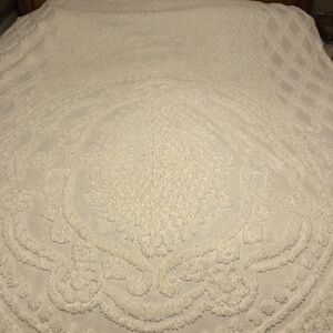 Elegant Ivory Textured Coverlet (Twin But Large, Shown On Queen) Like New
